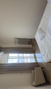 een plafond met een raam in een kamer bij Bain Al Qimam in Hatta