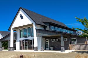 een gebouw met een vogel aan de zijkant bij Seal Pup Cottage in Ocean Shores