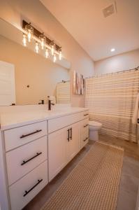 een witte badkamer met een wastafel en een toilet bij Seal Pup Cottage in Ocean Shores