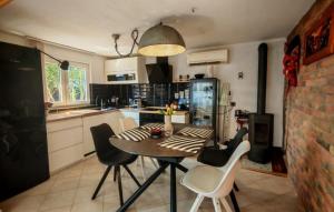 Barbat na RabuにあるHoliday Home Capella - Rab by Villas Guideの部屋にテーブルと椅子のあるキッチン