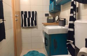 Barbat na RabuにあるHoliday Home Capella - Rab by Villas Guideの洗面台とトイレ付きの小さなバスルーム +19枚の写真