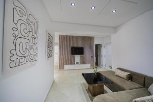 a living room with a couch and a table at Appart En Plein de Centre Ville Proche de Tout in Tangier