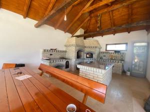a wooden bench in a room with a fake castle at Casa Sub Dumbravă in Bîrsana