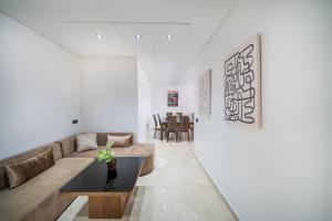 a living room with a couch and a table at Appart En Plein de Centre Ville Proche de Tout in Tangier