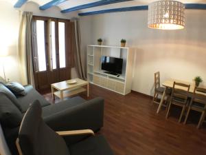 バレンシアにあるLiving Valencia Peydroのリビングルーム(ソファ、テレビ、テーブル付)
