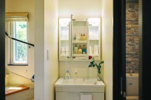 un bagno con lavandino e specchio di 千鳥3号天然温泉付別荘 a Shirahama