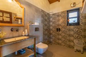 un bagno con un water e un lavandino di Seclude Ramgarh Willows a Rāmgarh
