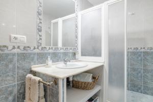 ein Badezimmer mit Waschbecken und Spiegel in der Unterkunft Casa Grande en el Centro de Conil in Conil de la Frontera + 17 Fotos