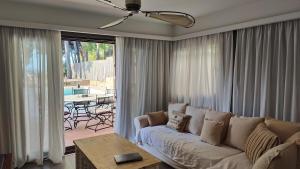 ein Wohnzimmer mit Sofa und Tisch in der Unterkunft Velvet Pines Villa, Elani by Halkidiki Villas in Elani