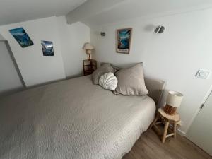 Un pat sau paturi într-o cameră la Villa club 4 pers à Sanary sur Mer, piscine commune, plage à 450m