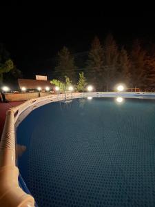 ノヴィ・パザルにあるDolina Jerkeの夜間の空きスイミングプール(照明付)