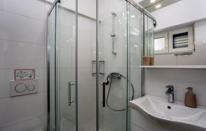 Et badeværelse på Studio Apartment Estate 3 - Krk by Villas Guide + 15 billeder