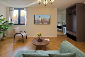 a living room with a couch and a table at Chongqing Shangshanzhu Riverside View Homestay in Chongqing