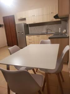 Una cocina o cocineta en Waves of Vlora
