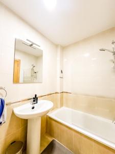 un baño con lavabo y bañera en Apto MN Langosteira by ALÔGA, en Finisterre