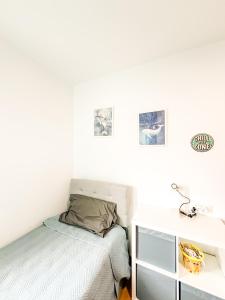 Un dormitorio pequeño con una cama y un lavabo. en Apto MN Langosteira by ALÔGA, en Finisterre