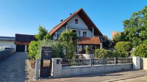 a house with a fence in front of it at Ferienwohnung Schwarz in Röttenbach