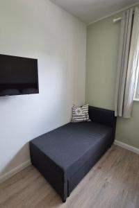 WesthofにあるFerienwohnung Kalleのベッドと薄型テレビのある寝室
