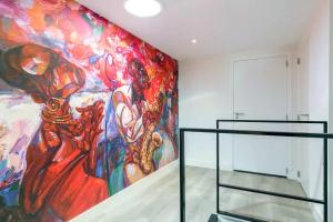 ドンブルグにあるHello Zeeland - Appartement Stationsstraat 5aの部屋の壁には大きな絵が飾られている +9枚の写真