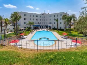 Bazén v ubytování Ibis Meknès nebo v jeho okolí
