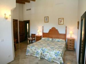 1 dormitorio con 1 cama, 2 mesitas de noche y 2 lámparas en Villa Son Capellet casa con piscina en Petra, en Petra