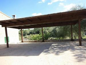 un gran pabellón de madera en un aparcamiento en Villa Son Capellet casa con piscina en Petra, en Petra