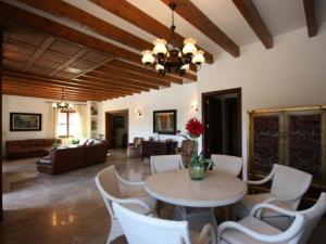 una sala de estar con una mesa y sillas en Villa Son Capellet casa con piscina en Petra, en Petra