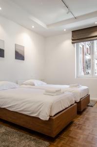 ヘントにあるBellavista Luxe Apartment with Leie Viewの白い壁のベッドルーム1室(ベッド2台付) +22枚の写真