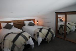 Postel nebo postele na pokoji v ubytování Luxury Barn-Style Suite with Stable Views