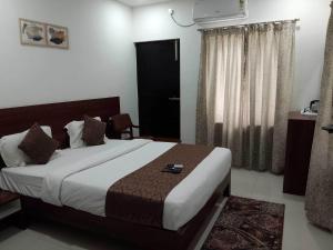 Postel nebo postele na pokoji v ubytování Hotel O Mysore Zoological Park Formerly Queens Comfort