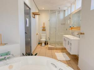 Koupelna v ubytování Amoris Guest House In Sandton + 25 fotografií