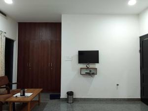 TV a/nebo společenská místnost v ubytování Hotel O Mysore Zoological Park Formerly Queens Comfort