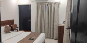 Postel nebo postele na pokoji v ubytování Hotel O Mysore Zoological Park Formerly Queens Comfort