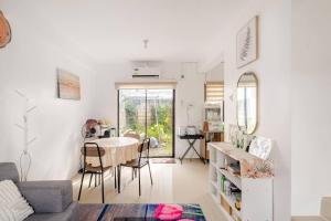 Χώρος καθιστικού στο Charming Iloilo City House with Garden View