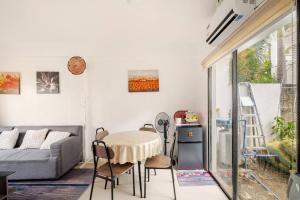 Ένα ή περισσότερα κρεβάτια σε δωμάτιο στο Charming Iloilo City House with Garden View