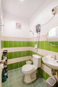 Ένα μπάνιο στο Charming Iloilo City House with Garden View