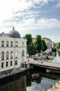 ヘントにあるBellavista Luxe Apartment with Leie Viewの橋のある川の横の建物