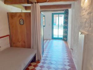 a hallway with a room with a table and a door at Ferienwohnung Terwey in Geisenhausen