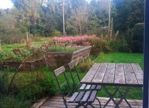 a picnic table and a bench in a garden at Ferienwohnung Terwey in Geisenhausen
