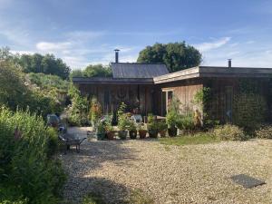 una casa con molte piante in un cortile di The Sanctuary Cornwall a Golant