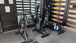 zwei Fahrräder nebeneinander in einem Fitnessstudio geparkt in der Unterkunft Résidence Les Alpages de Val Cenis in Lanslebourg-Mont-Cenis