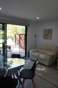 Posezení v ubytování Luxury Barn-Style Suite with Stable Views