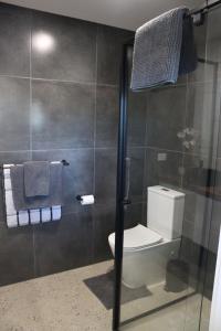 Koupelna v ubytování Luxury Barn-Style Suite with Stable Views