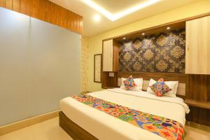 Una cama o camas en una habitación de FabHotel Joy Residency