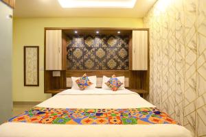 Ένα ή περισσότερα κρεβάτια σε δωμάτιο στο FabHotel Joy Residency