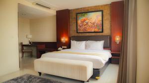 Postel nebo postele na pokoji v ubytování Noormans Hotel Semarang + 37 fotografií