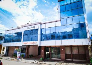 an office building with a lot of windows at Vishnu Residency in Chikmagalūr +17 photos