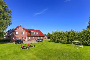 a house with a yard with a soccer goal at Hof Lueck in Esens +72 photos