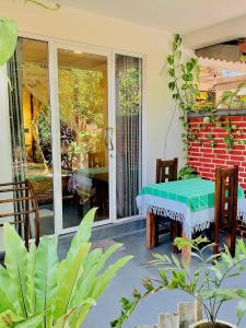 Un patio con una mesa y sillas y una ventana. en Noah's Place, en Mirissa