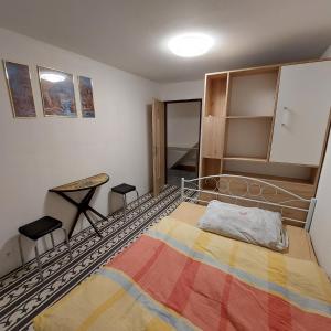 Una cama o camas en una habitación de Chata na samotě u lesa
